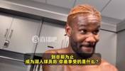 顿宝逗记者玩！艾顿：谁说我开心啦？？我现在太TMD兴奋了😜