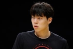 久疏战阵！狄龙面对杨瀚森上篮打进 又看穿路线抢断杨瀚森传球