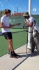 是真热爱🎾巴特勒拄拐前去看网球！与兹维列夫互动&给球迷签名