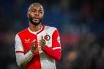 记者提问斯特林时笑了，斯特林回怼：你不该笑，我在努力找回状态