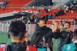 元敏诚赛后向成都球迷谢场并喊话：今年一定要夺冠啊！