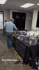 一片狼藉!😱尼克斯庆祝过后的马刺更衣室!满地板爆米花和香槟